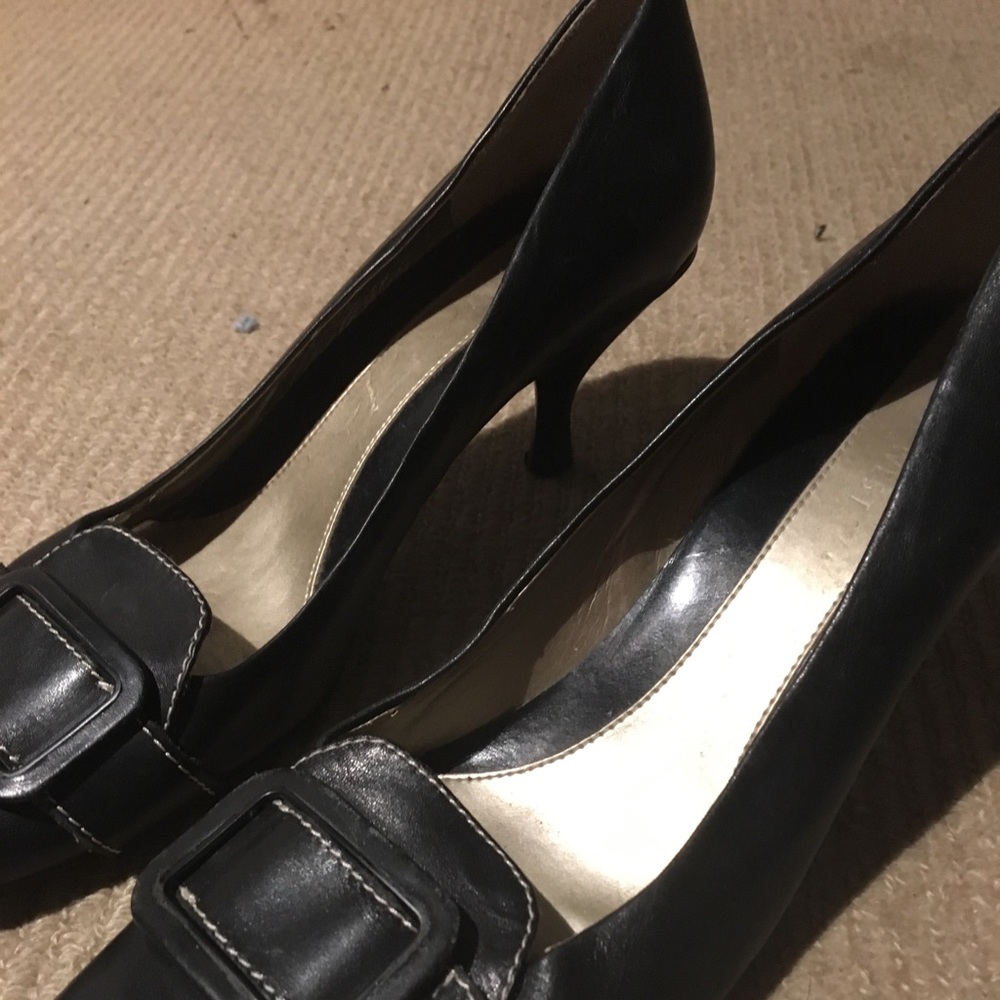 Nine West Size 10M Leather Black Heels w Buckle